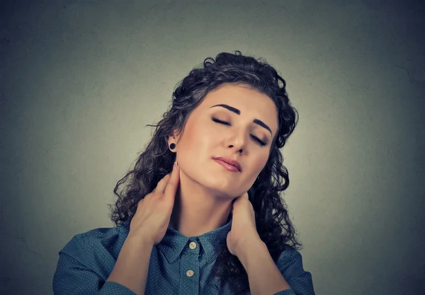 Enfermedad de espalda y columna vertebral. Mujer cansada masajeando su doloroso cuello — Foto de Stock