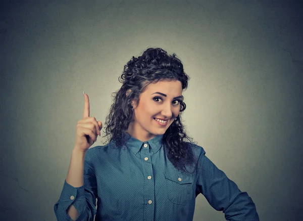 Joven mujer tiene idea, señalando con el dedo hacia arriba mirando feliz — Foto de Stock