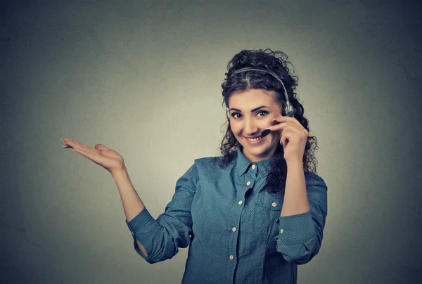 Representante de cliente sonriente con auriculares telefónicos apuntando al espacio de copia — Foto de Stock