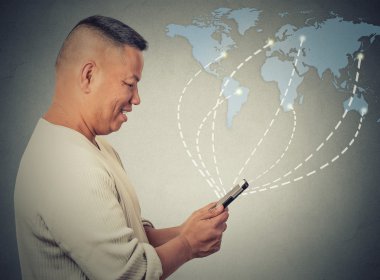 dünya çapında internet tarama bağlı akıllı telefon kullanarak tutarak iş adamı 