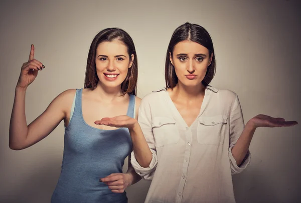 Excitado mulher ter solução, e entediado, menina sem noção irritado — Fotografia de Stock