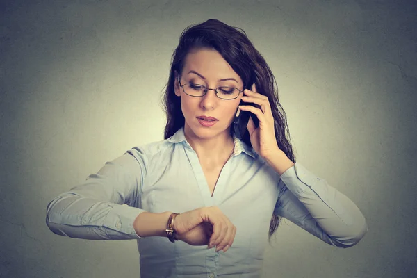 Concepto de negocio y gestión del tiempo. Mujer de negocios mirando el reloj de pulsera — Foto de Stock