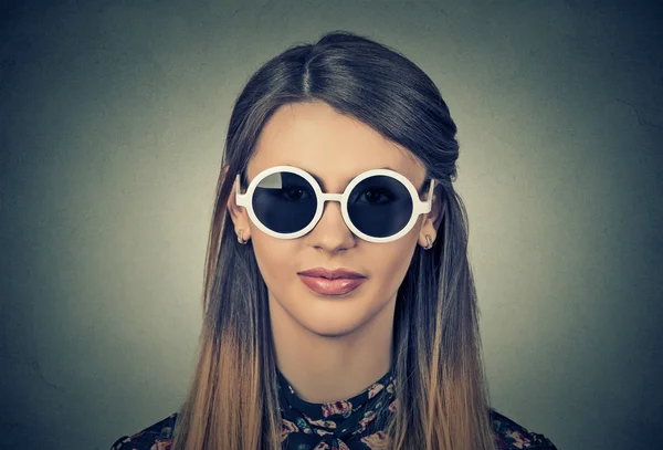 Hermosa mujer con gafas de sol aisladas sobre fondo de pared gris —  Fotos de Stock