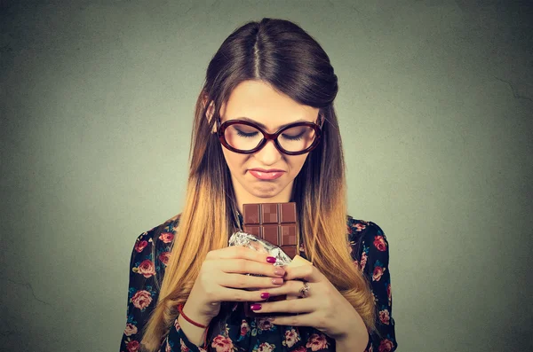 Genç kadın diyet kısıtlamaları tatlılar çikolata özlem yorgun — Stok fotoğraf
