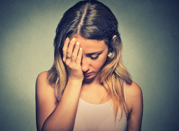 Probleme. traurige Frau isoliert auf grauem Wandhintergrund — Stockfoto
