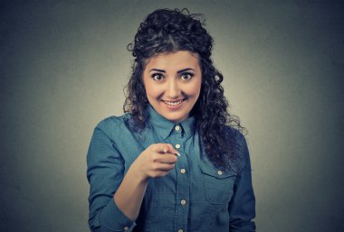 gülüyor, gülüyor, size doğru parmakla heyecanlı, mutlu kadın