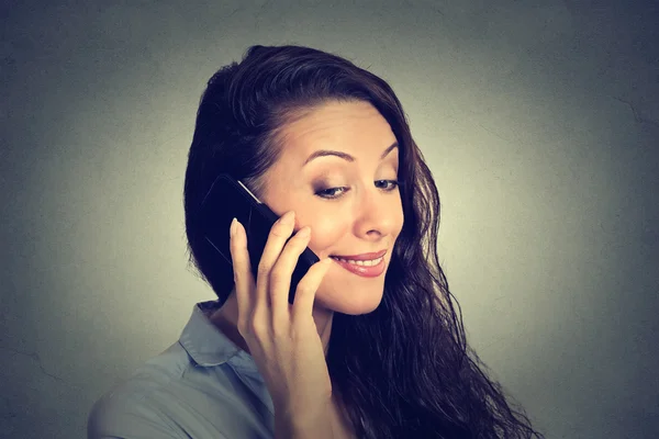 Mooie jonge vrouw met behulp van mobiele telefoon — Stockfoto