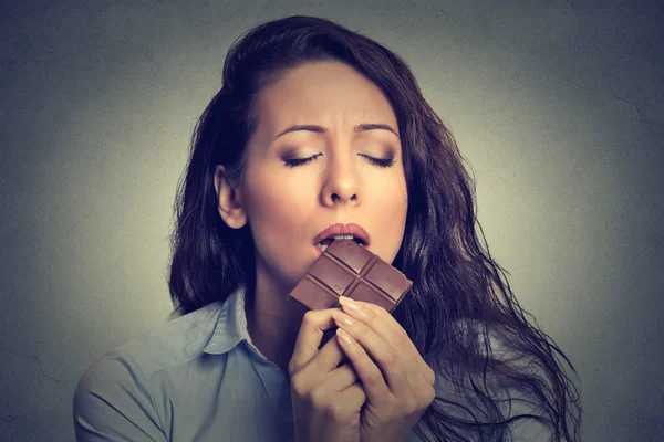 초콜릿을 먹는 아름 다운 여자 — 스톡 사진