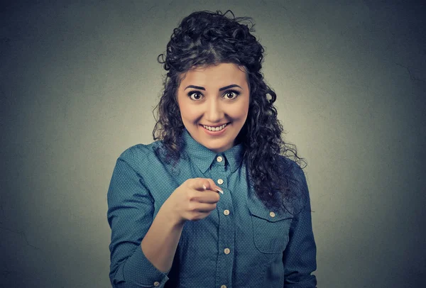 Enthousiast, gelukkige vrouw glimlachen, lachen, vinger naar je wijzen — Stockfoto