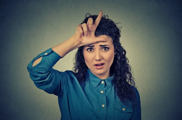 Ongelukkig vrouw geven verliezer aanmelden voorhoofd, op zoek naar jou, walging op gezicht — Stockfoto