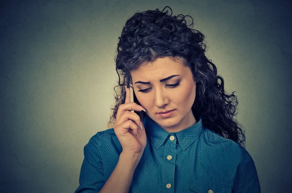 Ongelukkige jonge vrouw praten op mobiele telefoon neer te kijken — Stockfoto