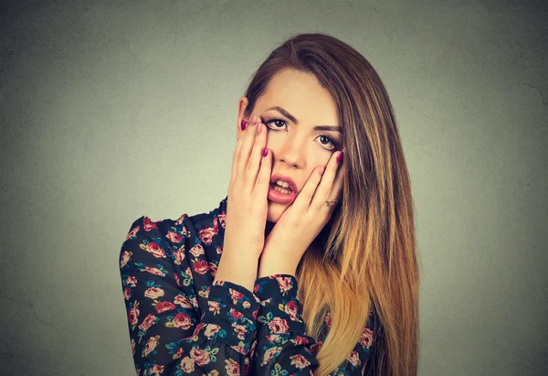 Frustré femme stressée avec les mains sur le visage bouleversé sur le point de pleurer — Photo