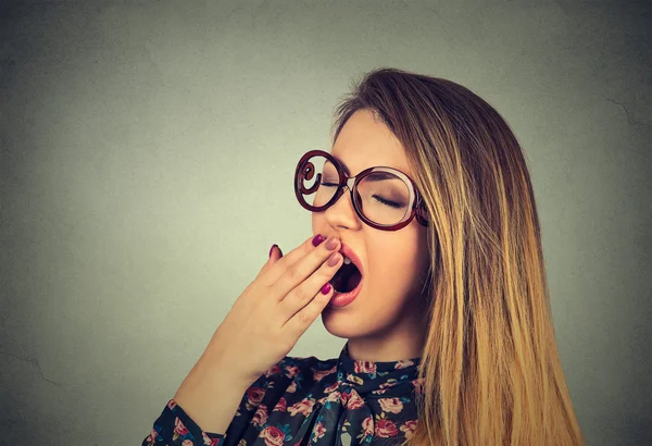 Slaperig jonge vrouw met wijd open mond geeuwen — Stockfoto