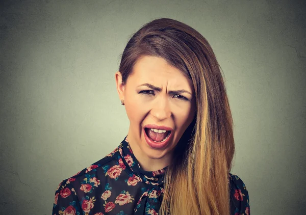 Mujer joven enojada teniendo crisis nerviosa, gritando llorando —  Fotos de Stock