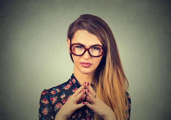 Hinterhältige, listige, intrigante junge Frau mit Brille, die etwas plant — Stockfoto