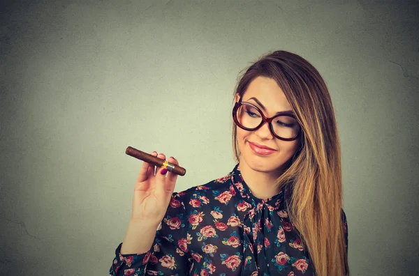 Belle jeune femme avec cigare isolé sur fond de mur gris — Photo