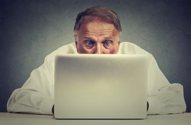 Dolap portre yaşlı adam dizüstü bilgisayarda çalışan masada oturan 
