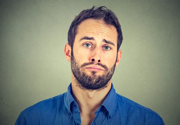 Retrato de triste joven aislado sobre fondo de pared gris —  Fotos de Stock