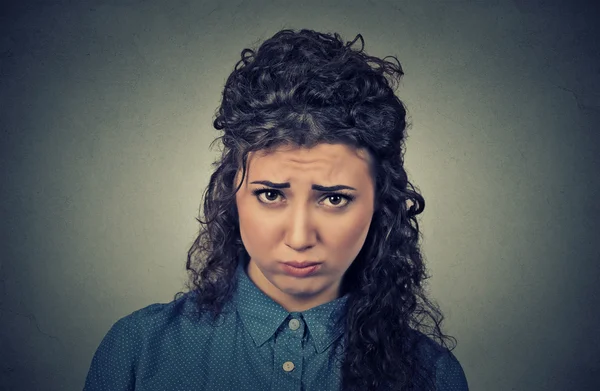 Mujer joven enojada, disgustada por tener crisis nerviosa —  Fotos de Stock