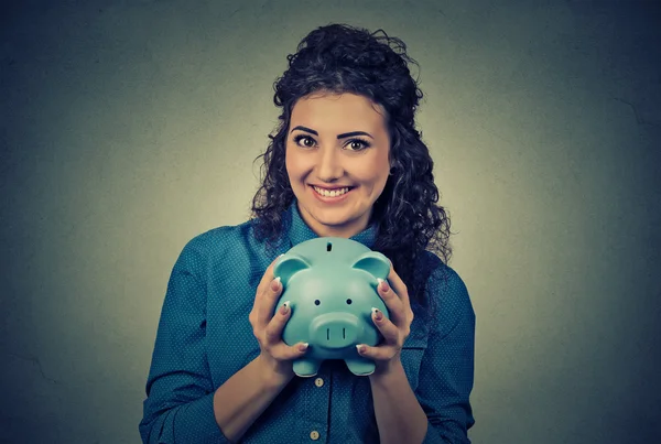 Jovem mulher com porquinho banco — Fotografia de Stock