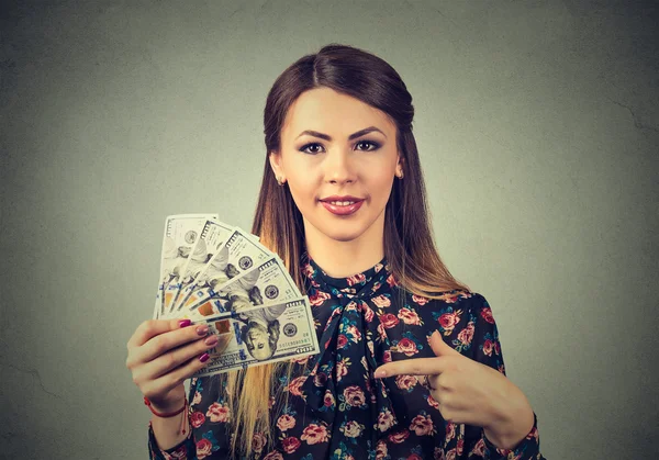 Gelukkig opgewonden succesvolle jonge zakenvrouw aanhouden van geld dollarbiljetten in de hand — Stockfoto