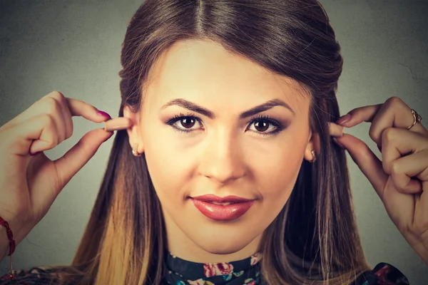Control de ruido. Mujer joven con tapones para los oídos —  Fotos de Stock