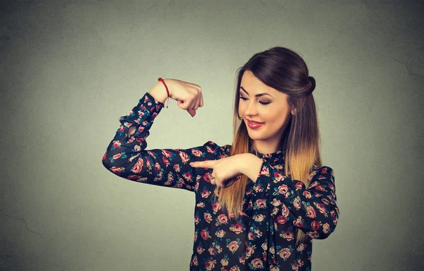 Ajuste jovem mulher modelo saudável músculos flexores mostrando sua força — Fotografia de Stock