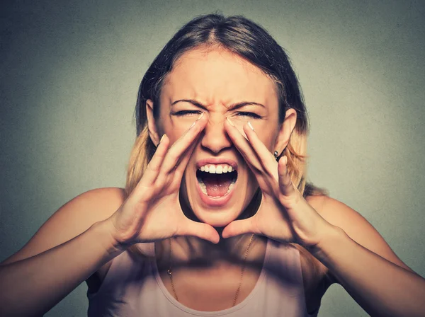 Mujer joven enojada teniendo colapso atómico nervioso, gritando — Foto de Stock