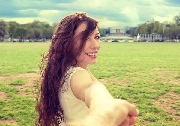 Happy woman in Washington DC downtown extending you an arm inviting to visit Lincoln Memorial — Stock Photo, Image