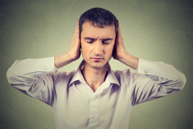 huzurlu, sakin, rahat görünümlü, gözleri kulaklarını kapatan genç adam