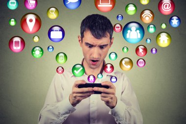 ekran dışına uçan akıllı telefon sosyal medya uygulaması sembolleri simgeleri kullanarak şaşırttı adam