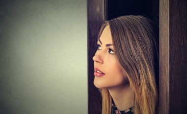 Kapının arkasında kim var diye merak eden bir kadın?