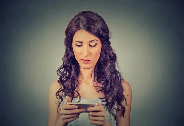 Naštvaná smutná skeptický nešťastný seriózní žena mluví SMS na telefonu — Stock fotografie