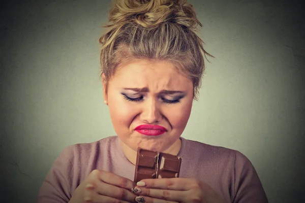 Triste joven mujer cansado de dieta restricciones antojo dulces chocolate — Foto de Stock