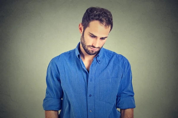 Trauriger einsamer junger Mann, der nach unten schaut, hat keine Energiemotivation im depressiven Leben — Stockfoto