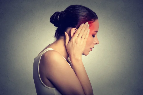 Frau hat Kopfschmerzen mit dem Kopf in den Händen — Stockfoto