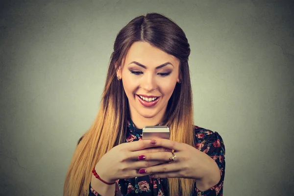 Portret uśmiechniętej pięknej kobiety tekstylne na jej telefon komórkowy — Zdjęcie stockowe