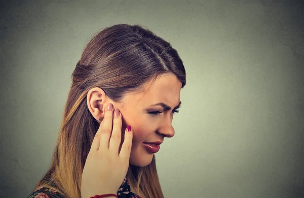 Zumbido. Closeup perfil lateral doente jovem mulher com dor de ouvido tocando sua cabeça dolorosa — Fotografia de Stock
