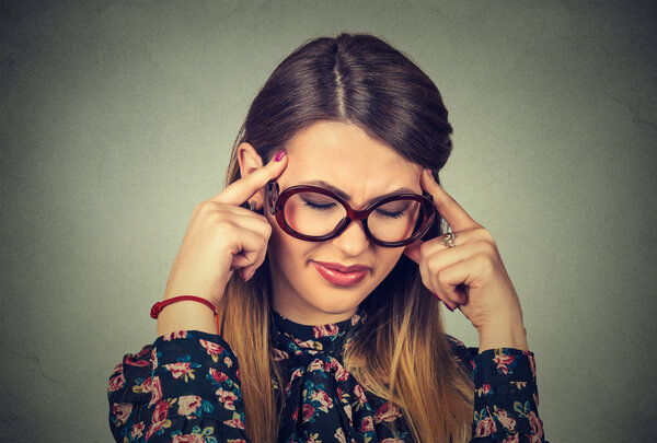 красивая женщина с закрытыми глазами
