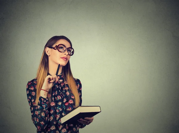 Mujer con pensamiento de libro soñar tiene muchas ideas mirando hacia arriba —  Fotos de Stock