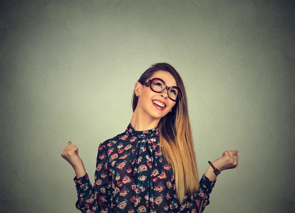 Felice studente di successo, donna vincente, pugni pompati celebrando il successo — Foto Stock