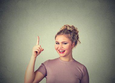  Gündelik kıyafetler içinde çekici genç kadının parmağını yukarı yaslamak bir fikri var 