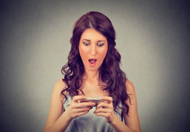 kötü haber hayrete duygu ile yüzünü görmek telefon bakarak endişeli şok kız 