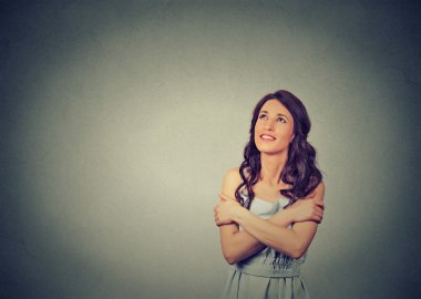 kendini hayal sarılma tutan kendinden emin gülümseyen kadın düşünme