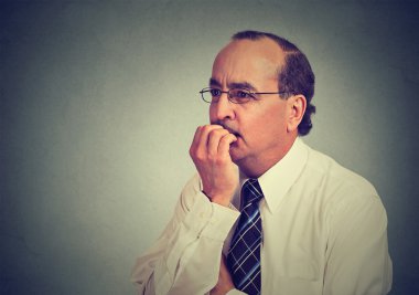 Yan profil gözlük endişeli endişeli orta yaşlı iş adamı meşgul 