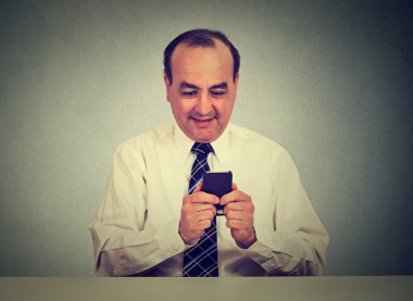 Masada oturan akıllı telefonuna mesaj atan adam 