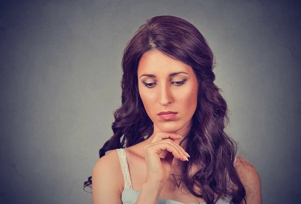 Vrouw met droevige uitdrukking — Stockfoto