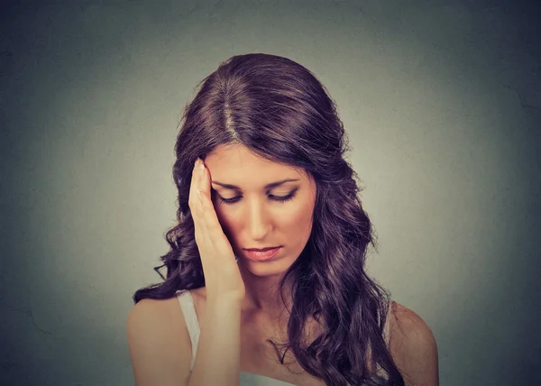 Smutna kobieta z zaniepokojona podkreślił wyraz twarzy patrząc w dół depresji nie ma motywacji w życiu — Zdjęcie stockowe
