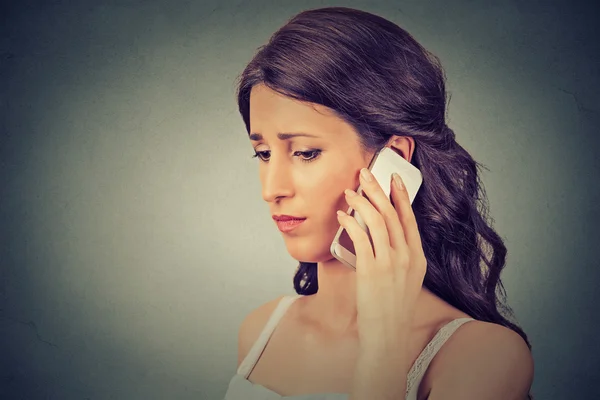 Mujer joven preocupada hablando por teléfono móvil —  Fotos de Stock