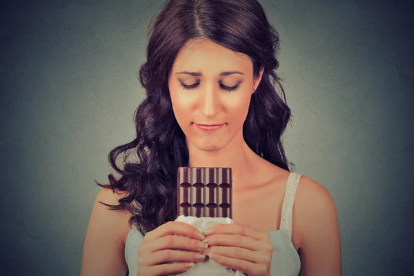 Giovane donna stanca di restrizioni di dieta brama dolci cioccolato — Foto Stock